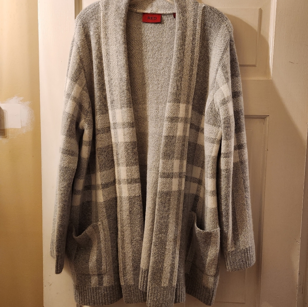 HIP LENGTH SWEATER BY RED 2 FRONT POCKETS EUC SIZE MED